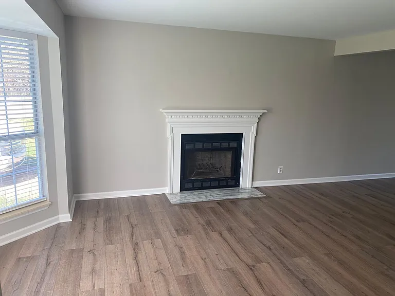 1114 Cedarhill Ct — Photo 3