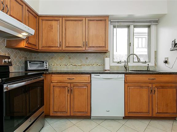 4th image of 7 E Heritage Dr
