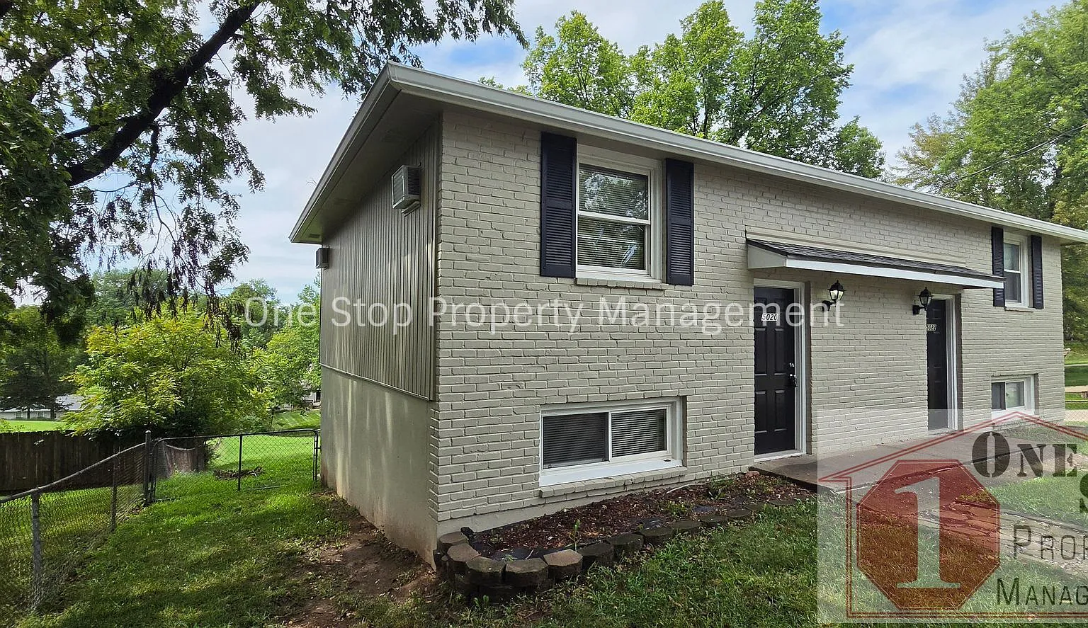 2 bedroom, 1 bath duplex in Riverside, MO! — Photo 2