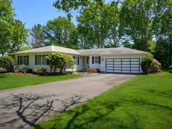 23 Argonne Rd W, Hampton Bays, NY 11946