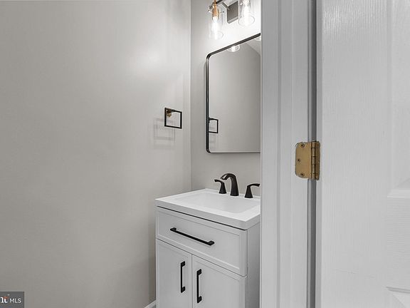 5th image of 115 Goldfinch Ct #237