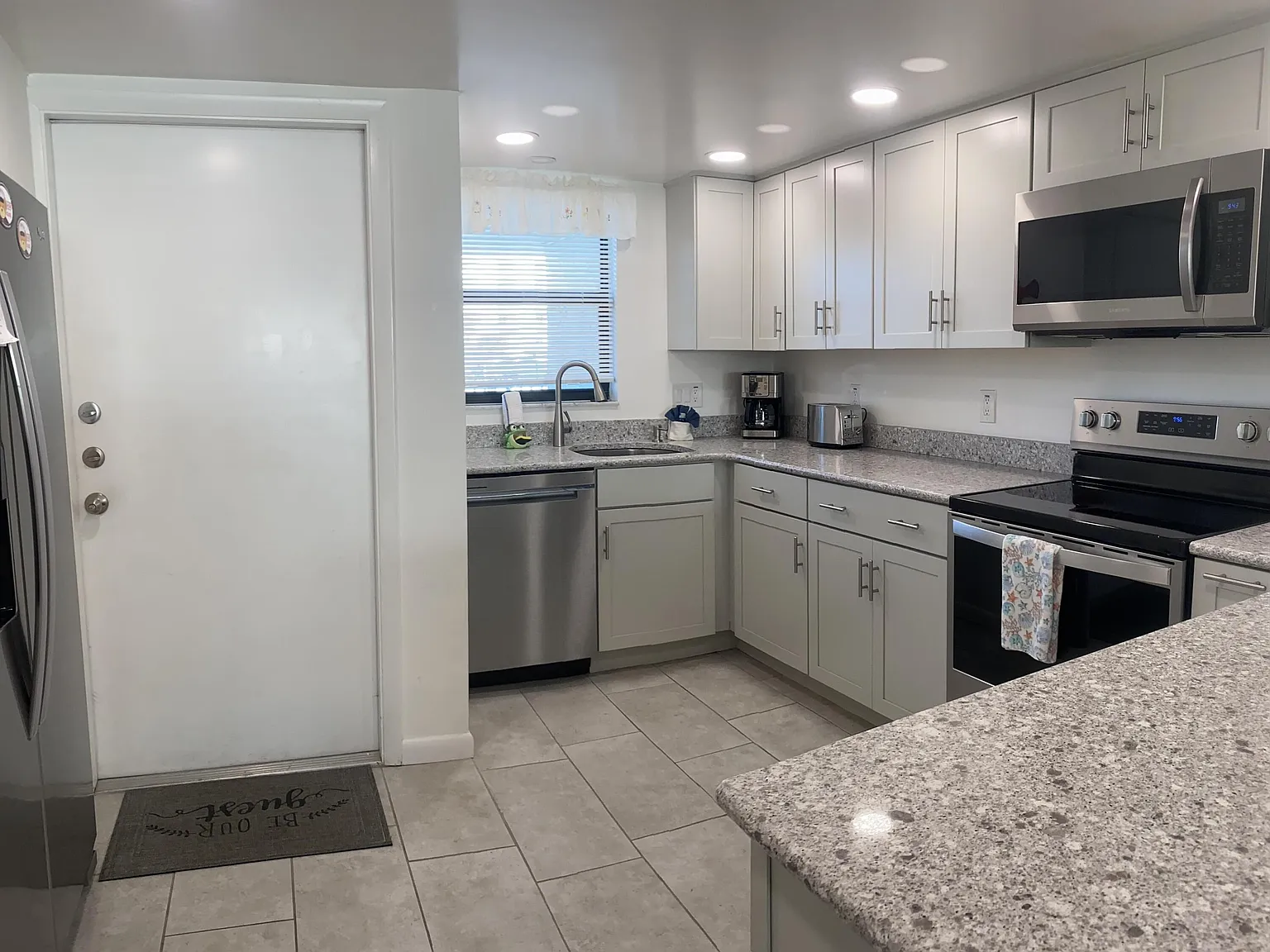 2 bed, 2.0 bath, 1080 sqft, $4,050 — Photo 3