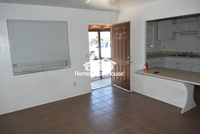 729 E Mission Ln #1 — Photo 3