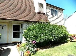 140 Pointe Cir N, Coram, NY 11727