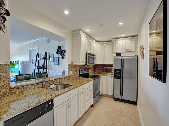 5th image of 615 NE 12th Ave APT 409
