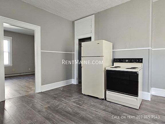3rd image of 139 Oak St APT 2F
