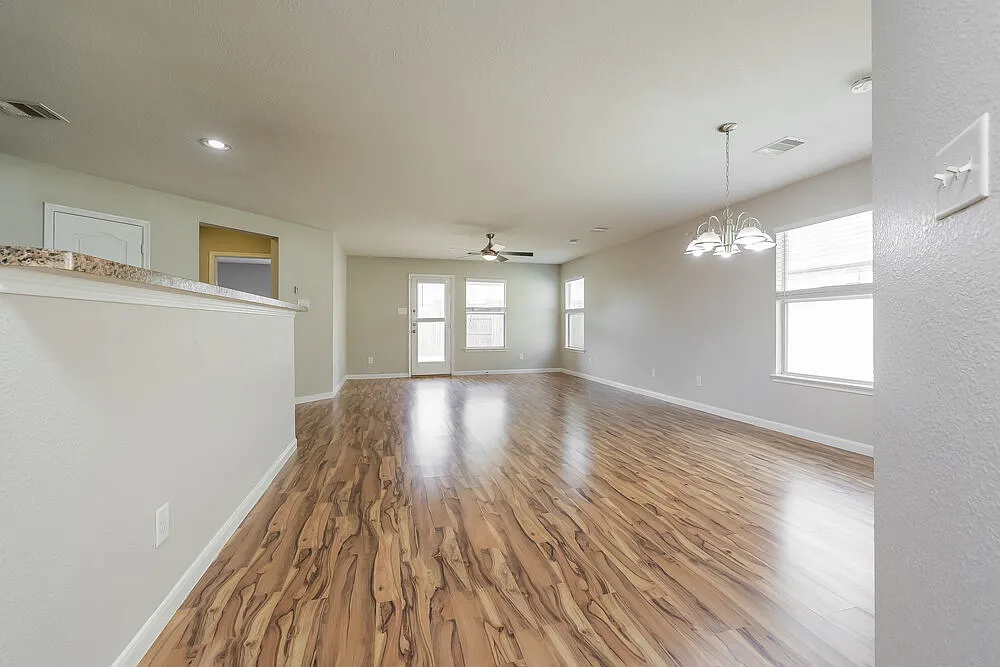 3 bed, 2.0 bath, 1686 sqft, $1,810 — Photo 3