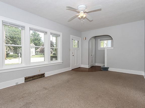 3rd image of 926 W Galena Blvd