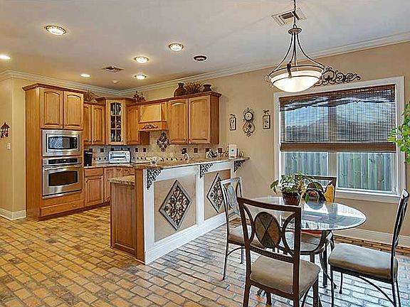 5th image of 2113 Emilie Oak Dr