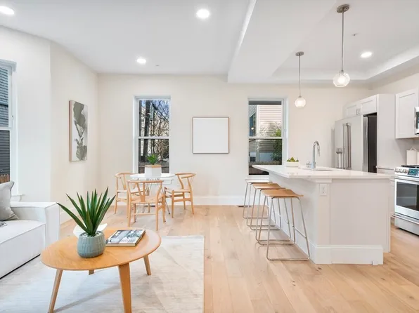 12 Arnold Cir #2, Cambridge, MA 02139