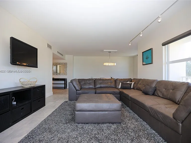 300 Bayview Dr #216 — Photo 4