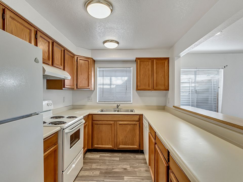Full kitchen with dishwasher, oven and stove range, fridge/freezer