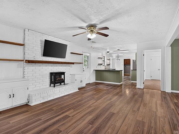 4th image of 38 Country Wood St