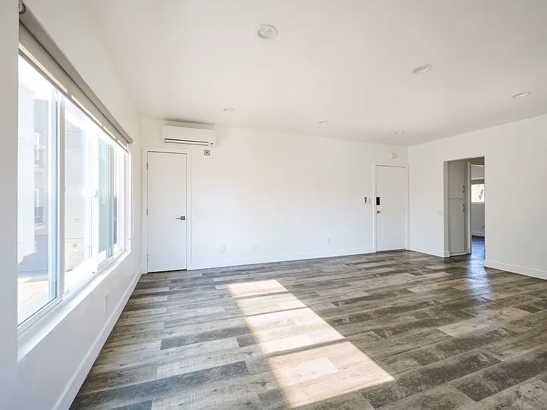 1333 W 36th Place Apartments — Photo 24