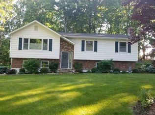1 Fawn Dr, Mahopac, NY 10541
