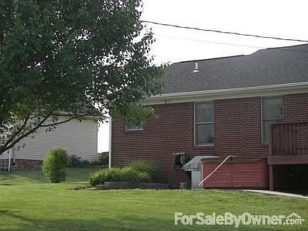 Tiled floors!!
						:
						1/2 bath leads to the attached laundry room