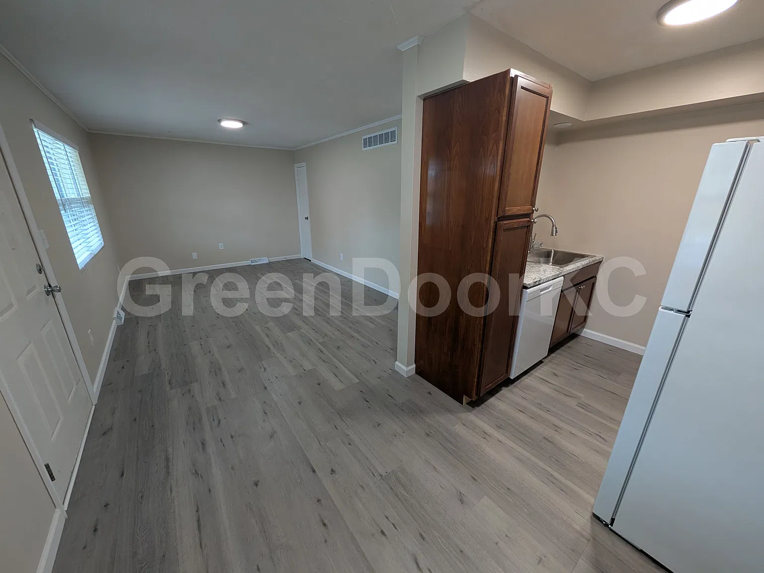 413 Holiday Dr — Photo 4