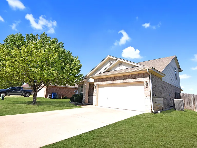 1706 Walker Place Blvd — Photo 2