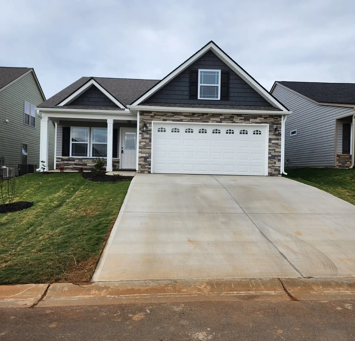 3 bed, 1329 sqft, $1,870 — Photo 2