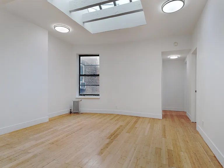 350 W 47th St #Penthouse 5A — Photo 1