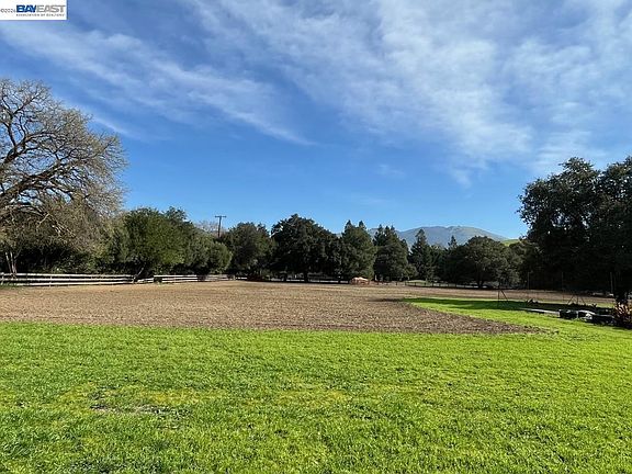 4th image of 401 Pine Creek Rd