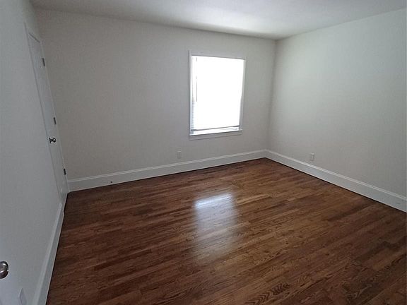 4th image of 1111 Belmont Ave