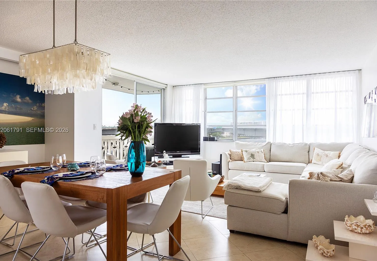 Imperial Towers Condo — Photo 2
