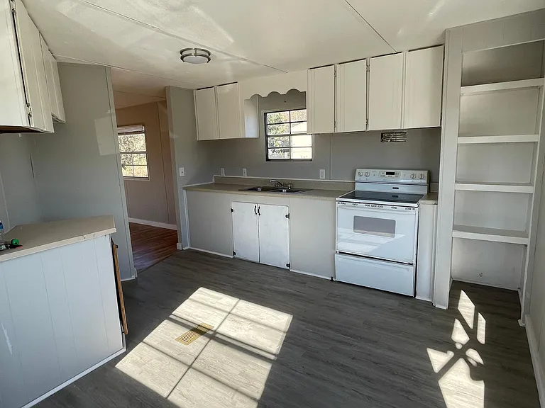 126 Alex Dr — Photo 3
