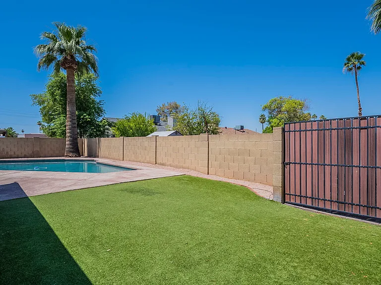 3236 S Kenwood Ln — Photo 35