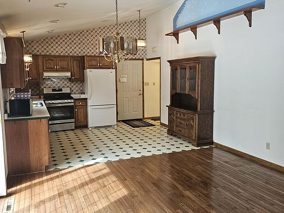 3rd image of 4368 Wildwood Dr