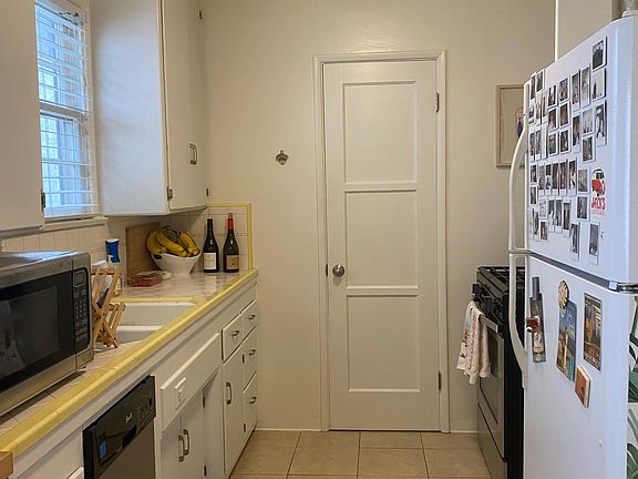 3rd image of 2108 Ocean Park Blvd #B