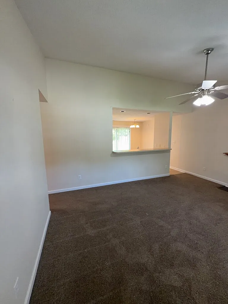 3 bed, 2.0 bath, 1066 sqft, $1,400 — Photo 3