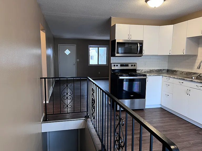 704 W Bailey St — Photo 4