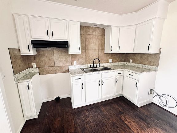 3rd image of 115 Morgan St