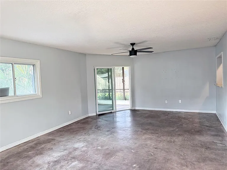 912 Carvell Dr — Photo 14