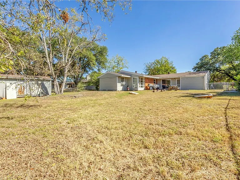 520 Helena St — Photo 24