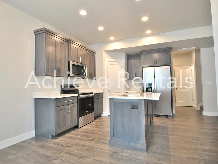 2207 S 1090 E — Photo 4