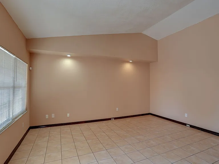492 Tamarack St — Photo 3