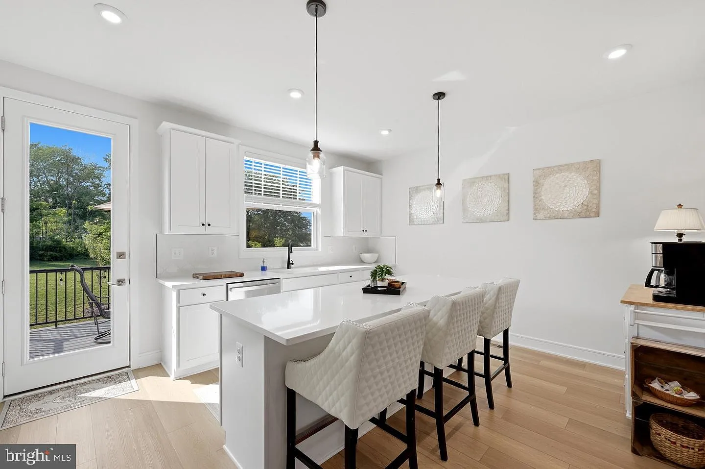 3 bed, 4.0 bath, 2200 sqft, $3,600 — Photo 3