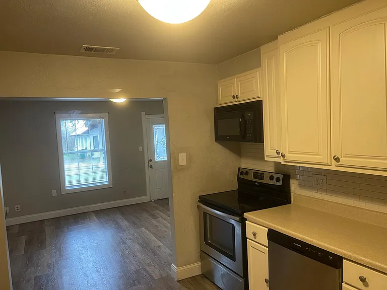 1011 S Van Buren St — Photo 5