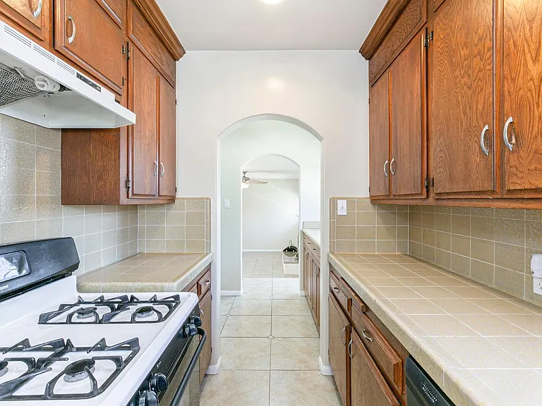 10929 Whitegate Ave — Photo 13