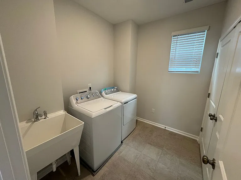 2422 Greshford Ln — Photo 33