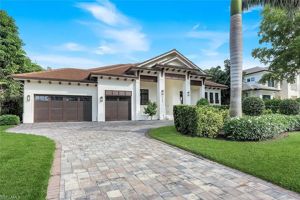4 bed, 4.5 bath, 3702 sqft, $50,000 — Photo 2