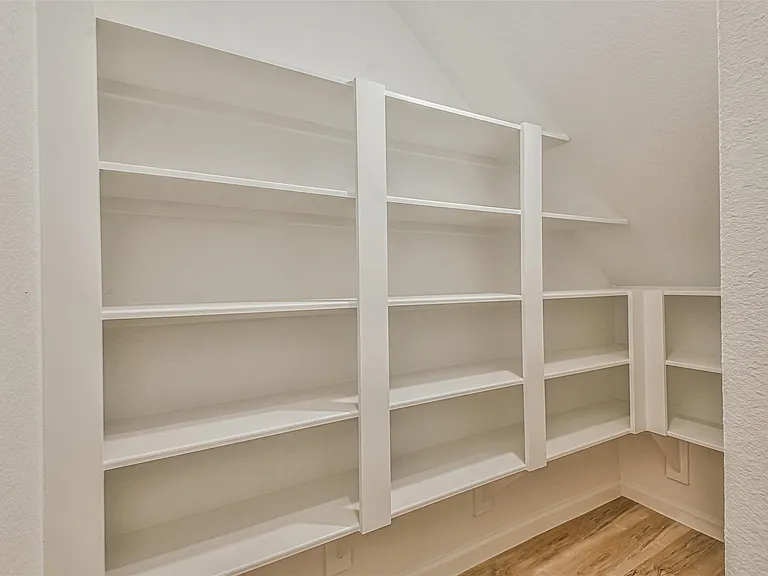 678 Royal Arch — Photo 16