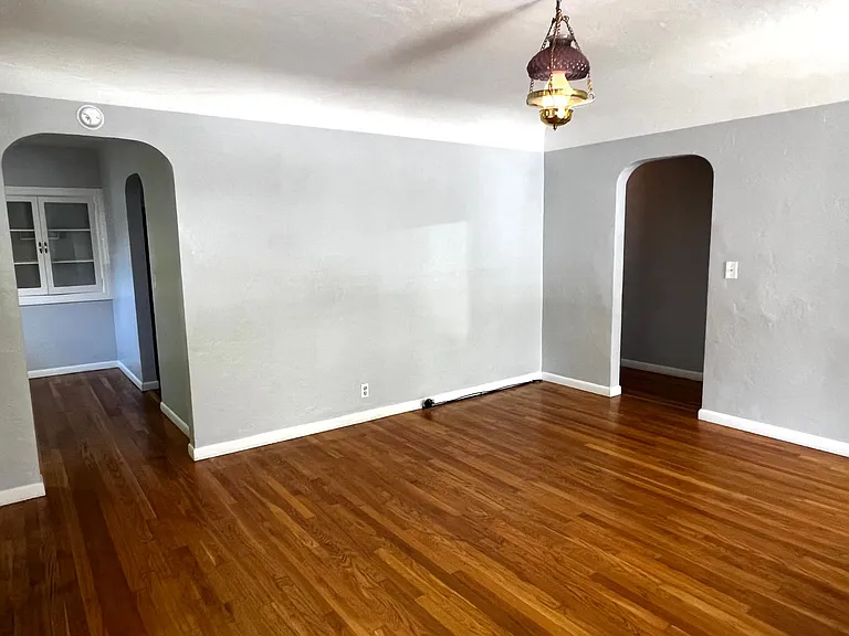 634 Burns St — Photo 2