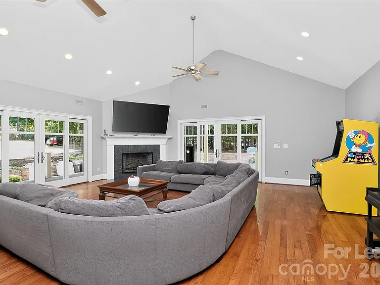 9704 Saddle Ave — Photo 7