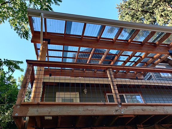 Covered back deck included.