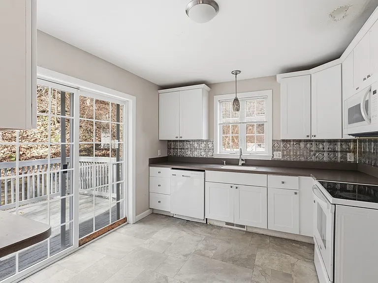 254 Front St — Photo 10