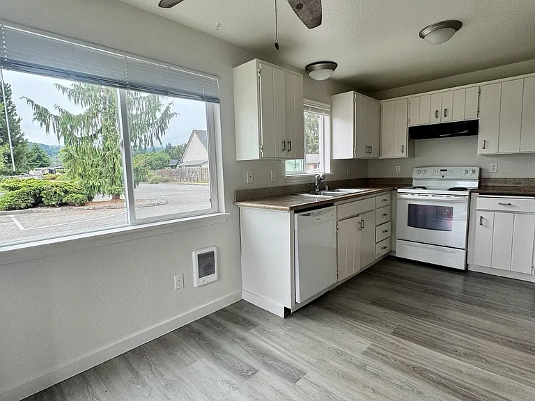 Village Glen Apartments — Photo 26