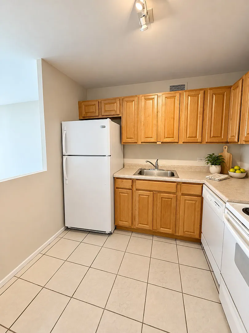 Studio, 550 sqft, $1,900 — Photo 4